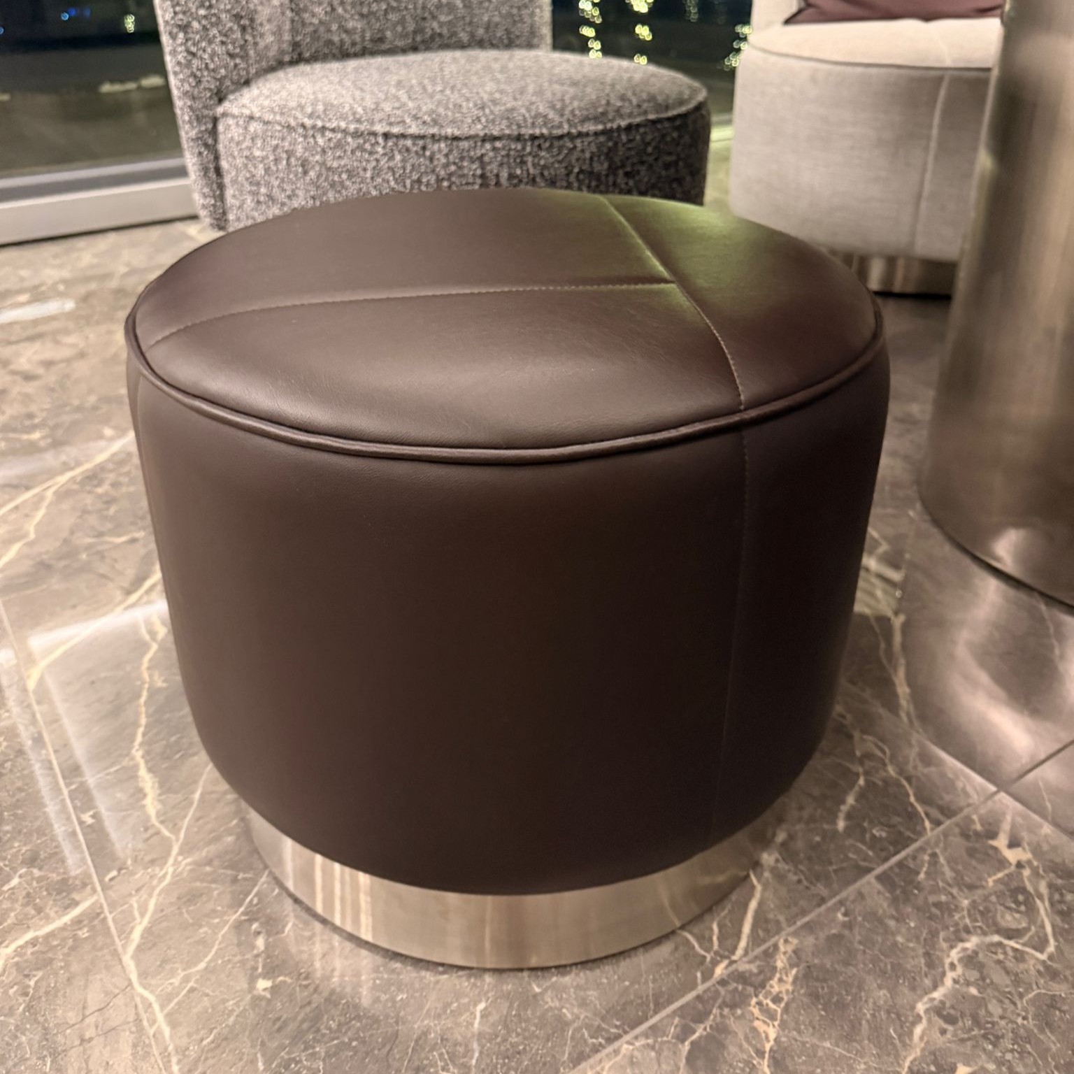 S?PAR?? AH?AP / �ZEL �RET?M PUF - Suni Deri veya Kuma? hari�tir. Ayak detay? siyah statik metal sacdan �retilecektir